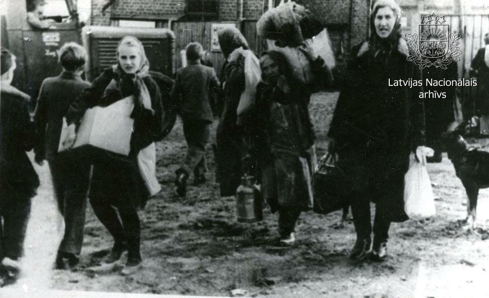 1944. gada oktobrī kauju laikā no Rīgas bēgļu gaitās dodas sievietes ar bērniem. Avots: LNA_KFFDA_F1_4_43846