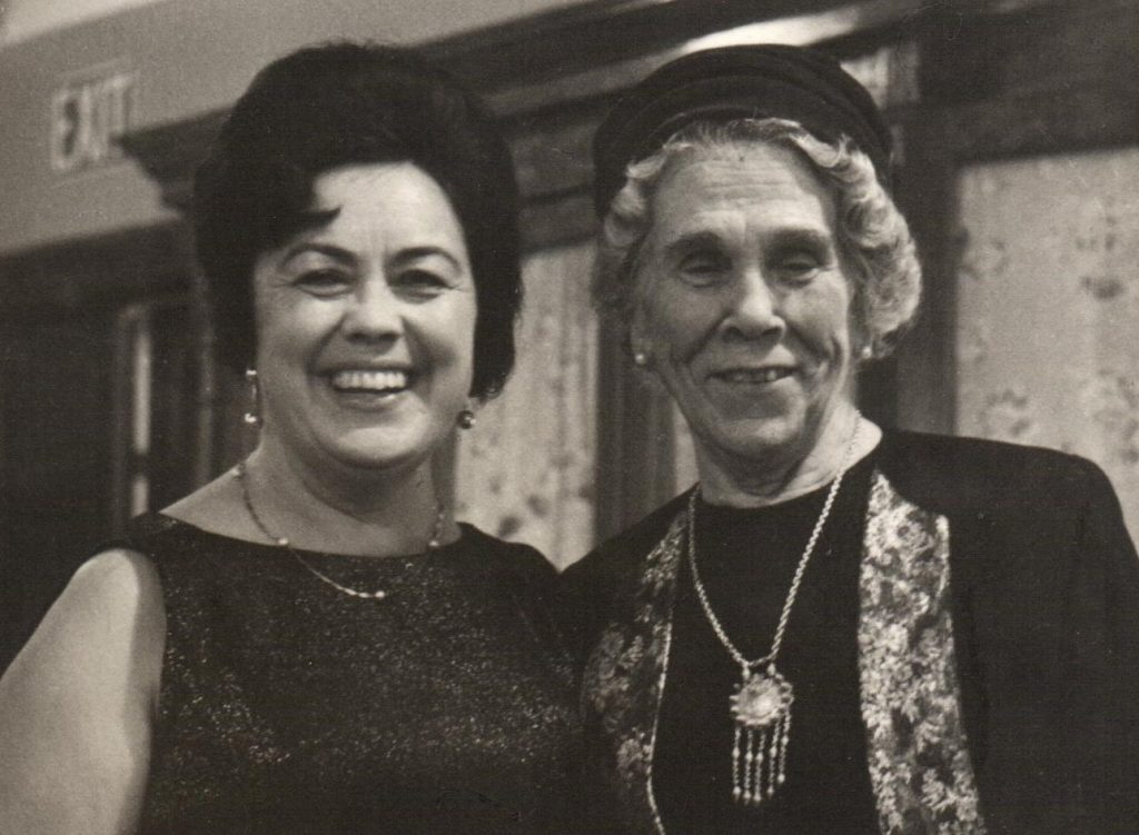 Ludmila Sepe un Herta Lūse pēc koncerta Ņujorkā. 1966. gada 27. oktobrī. Foto: Manfreds Zīverts. Avots: LNA_LVA_F1996_1v_154, 68. lp.