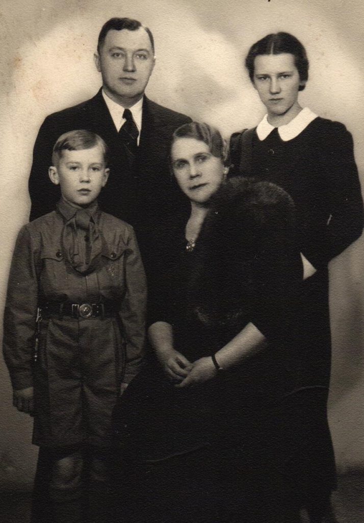 Herta Lūse ar dzīvesbiedru Eduardu, meitu Veltu un dēlu Gunāru. 20. gadsimta 30. gadi. Avots: LNA_LVA_F2023_1v_10, 18. lp.