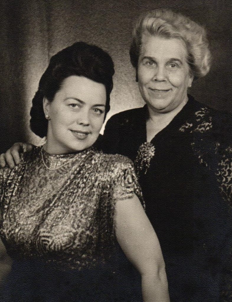 Operdziedātājas Ludmila Sepe (no kreisās) un Herta Lūse svinīgā pasākumā bēgļu nometnē Augsburgā, Vācijā, 1950. gada 24. marts. Avots: LNA_LVA_F2023_1v_10, 5. lp.