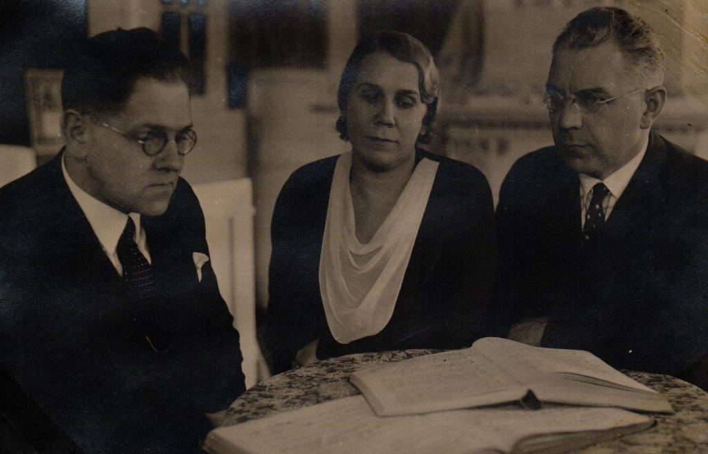No kreisās: ērģelnieks Nikolajs Vanadziņš, Herta Lūse un Emīls Mauriņš. 20. gadsimta 30. gadi. Avots: LNA_LVA_F2023_1v_2, 5. lp.