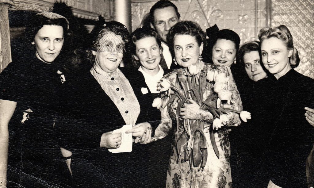 Pēc koncerta latviešu bēgļiem Vācijā. No kreisās 1. rindā: V. Elksnīte, Herta Lūse, Hilda Uršteine, Lilija Štengele, M. Dumpe, Milda Zīlava. 20. gadsimta 40. gadu beigas. Avots: LNA_LVA_F2023_1v_4, 22. lp.
