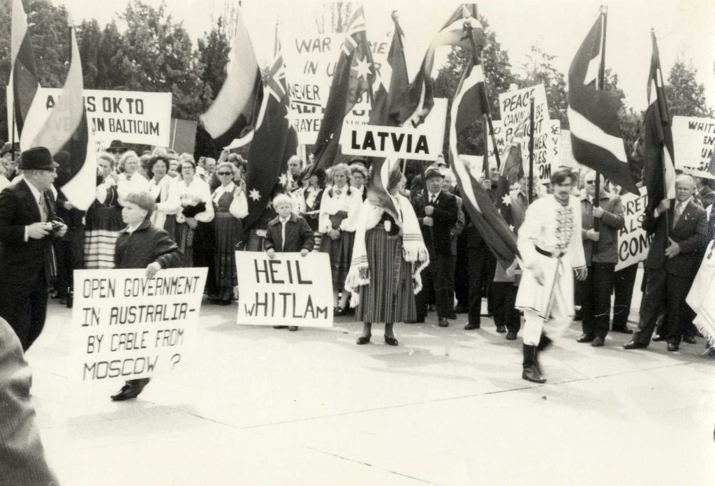 Latviešu demonstrācija Kanberā Austrālijā, 20.gs. 80. gadi. Avots: LNA_LVA_F2134_1-v_3, 6. lp.
