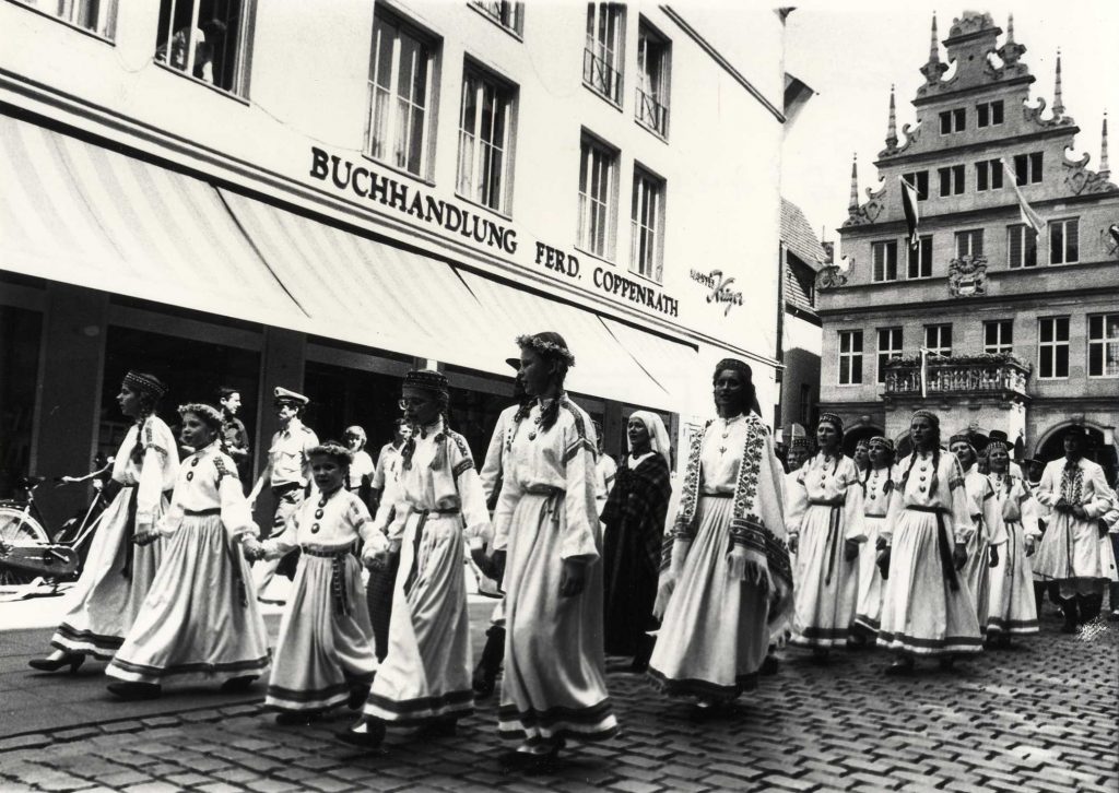 Dziesmu dienu gājiens Minsterē Vācijā. 1980. gadi. Foto Uldis Grasis. Avots: LNA_LVA_F2191_1-v_2, 9. lp.