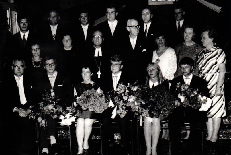 Minsteres ģimnāzijas 24. izlaiduma audzēkņi un pasniedzēji. 2. rindā 1. no labās puses Aina Šilde. 1969. gads. Avots: LNA_LVA_F2335_1v_391, 69. lp.
