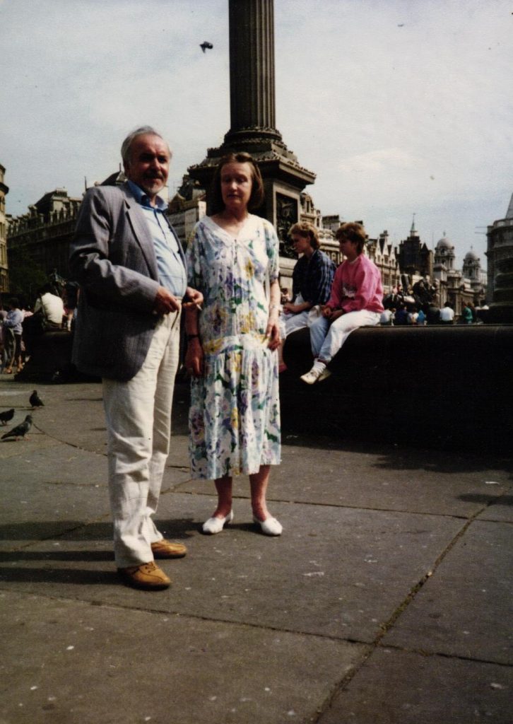 Velta Sniķere ar gleznotāju, Latvijas Mākslas akadēmijas rektoru Induli Zariņu Londonā. 20. gadsimta 80. gadu beigas. Viņa bieži bija gan gids, gan tulks latviešu māksliniekiem, sabiedriskajiem un kultūras darbiniekiem, tāpat ikvienu laipni uzņēma ciemos un iespēju robežās palīdzēja arī ar naktsmājām. Avots: LNA_LVA_F2401_1v_37, 31. lp.