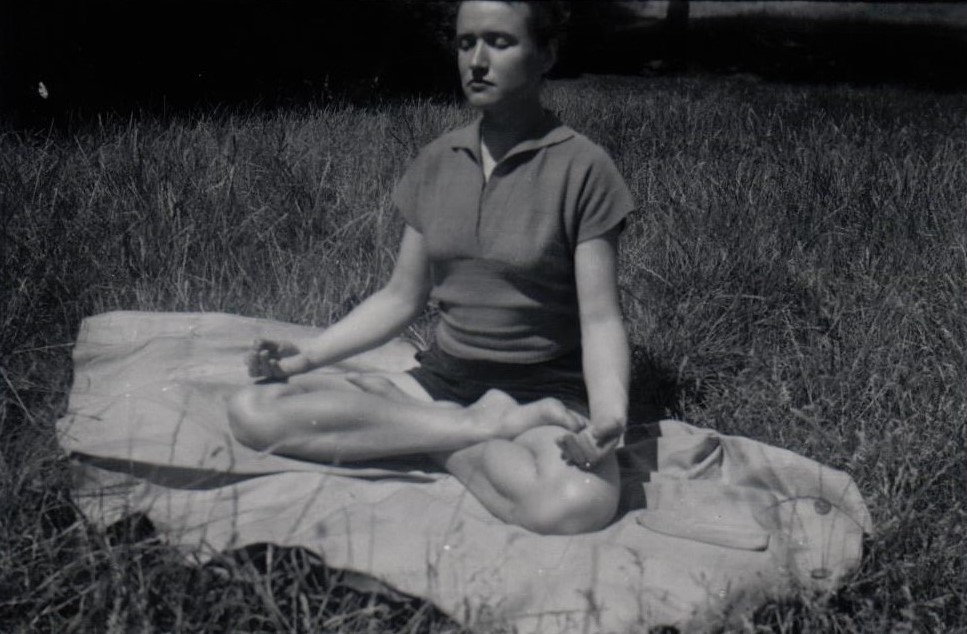Velta Sniķere jogas pozā Londonā 1950. gadā. Avots: LNA_LVA_F2422_1v_76, 5. lp.