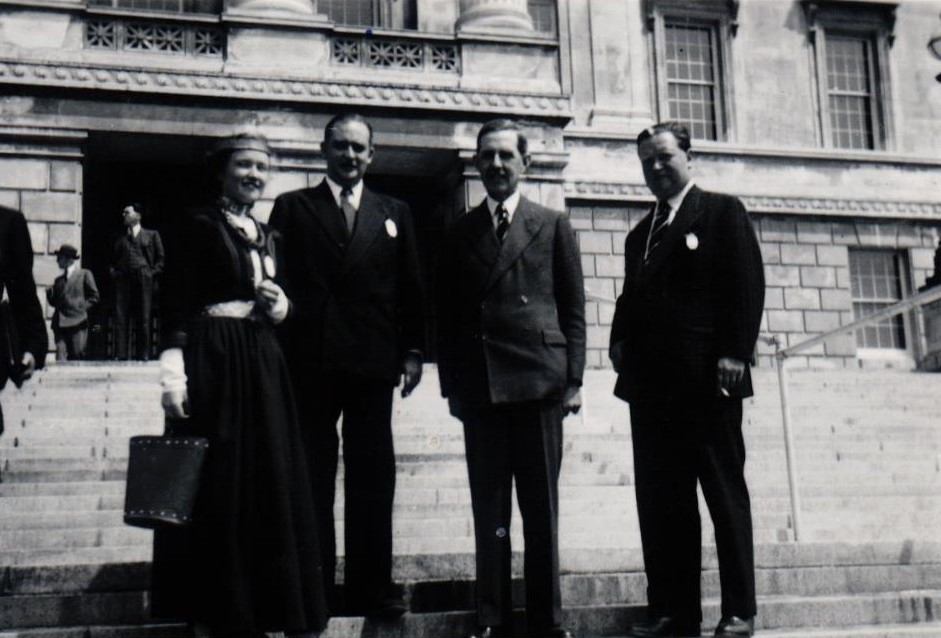 Velta Sniķere latviešu tautas tērpā Starptautiskā PEN kluba konferencē Īrijā 1953. gadā kopā ar Īrijas parlamenta locekļiem un delegātiem. Avots: LNA_LVA_F2422_1v_76, 87. lp.