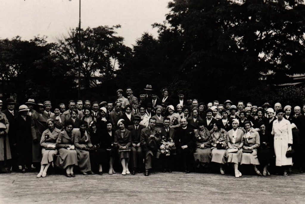 Aina Šilde Teodora Reitera kora dziedātāju pulkā kora vieskoncertos Austrijā, Vīnē, 1936. gads. Avots: LNA_LVA_F368_1v_60. lp.