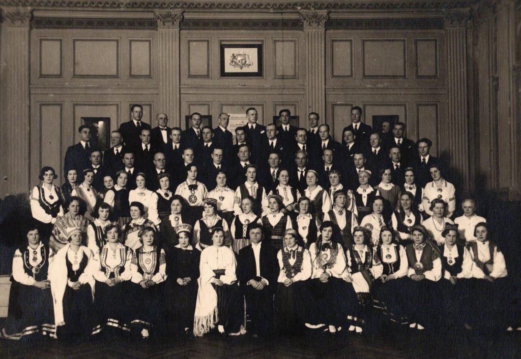 Aina Šilde Teodora Reitera kora dziedātāju pulkā kora 15 gadu jubilejas svinību koncertā. 1935. gada 16. marts. Avots: LNA_LVA_F368_1v_65