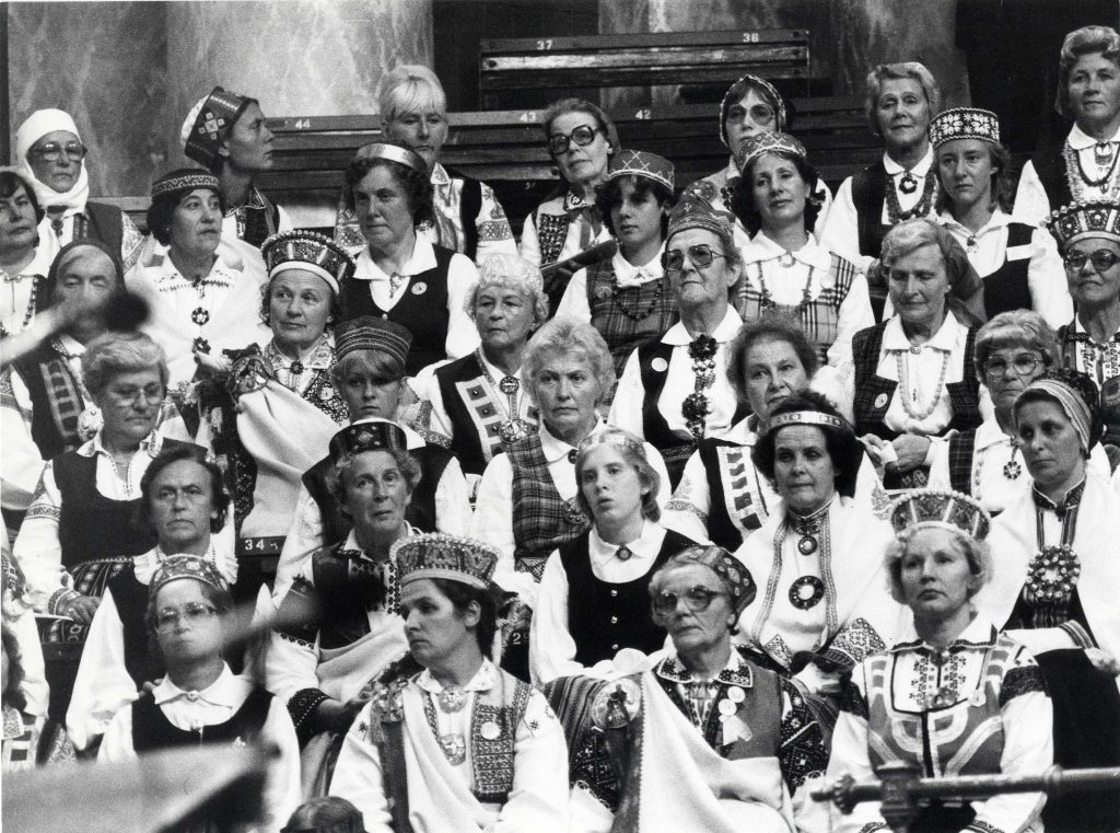 Līdsas Dziesmu svētku koristes. Anglija, 1982. gads. Foto: Uldis Grasis. Avots: LNA_LVA_F2191_1-v_19, 2, lp.