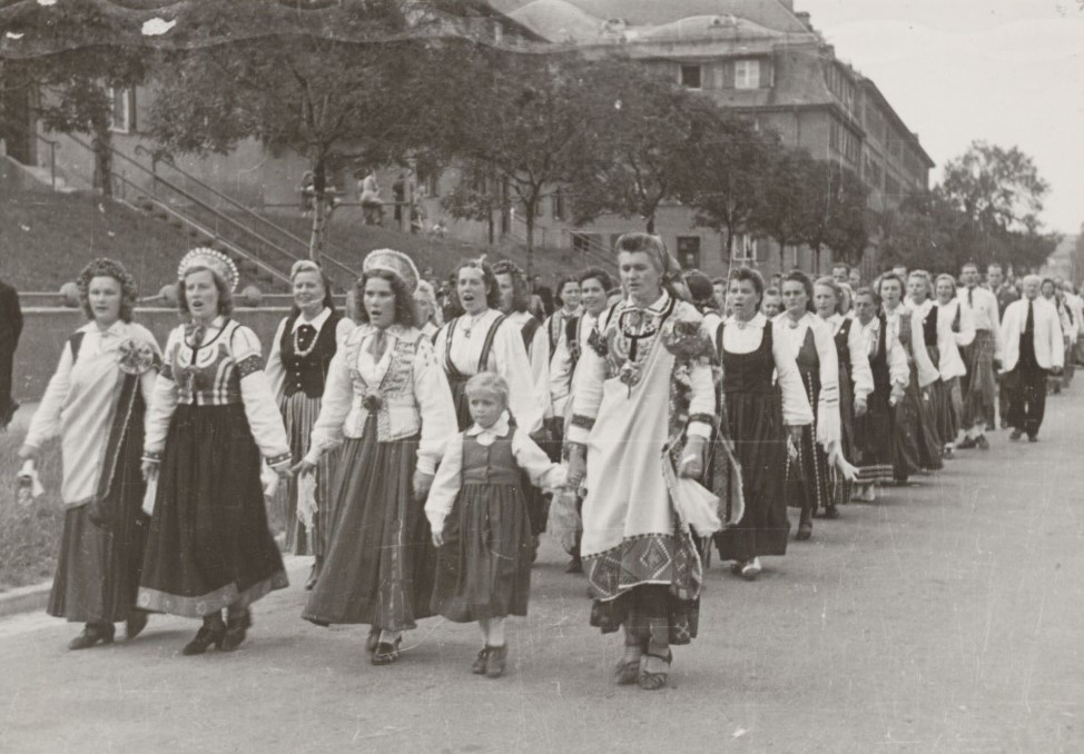 Latviešu dziesmu dienu gājiens Augsburgā 1946. gada 25. augustā. Avots: LNA_LVA_F2263_1_179, 74. lp.