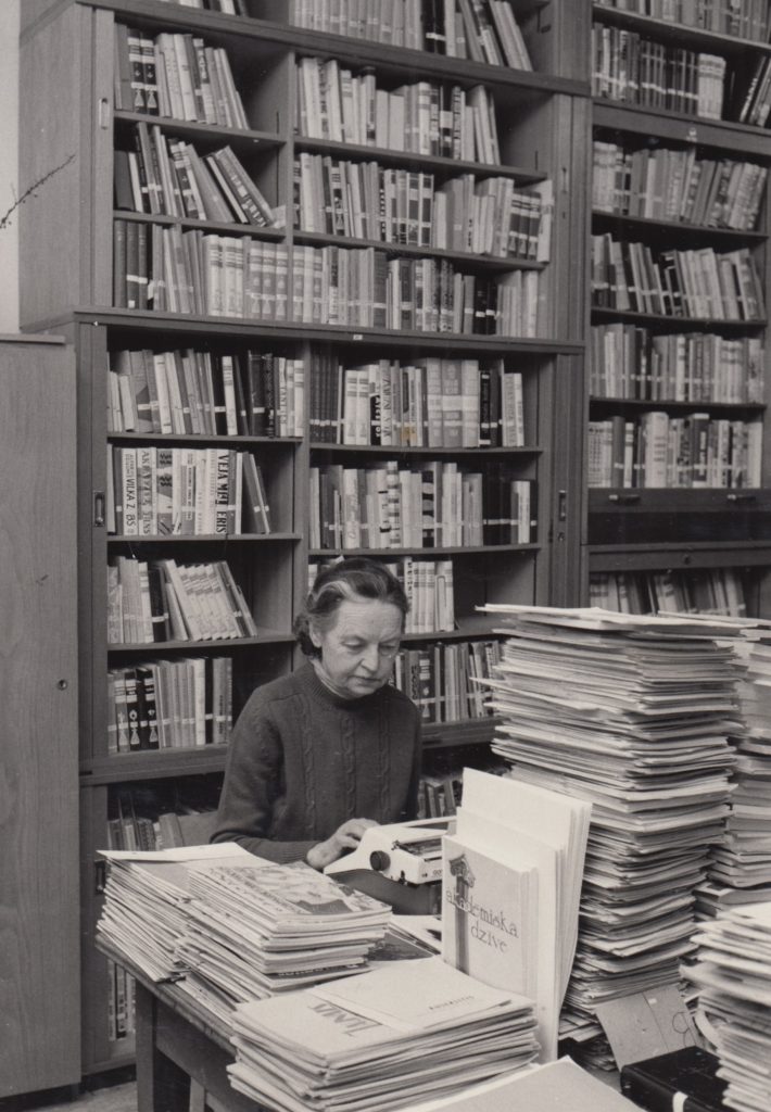 Austra Rudzīte Minsteres latviešu ģimnāzijas bibliotēkā. Avots: Latviešu diasporas arhīvs Minsterē.
