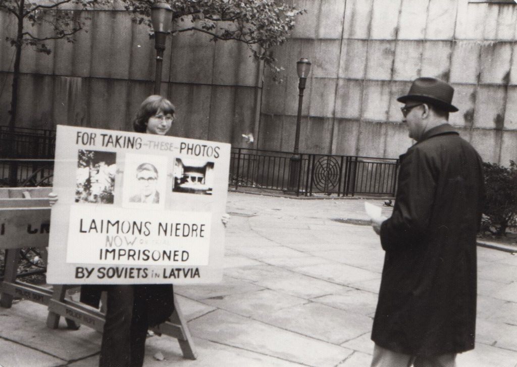 Aktīviste pie ANO mītnes protestē pret latviešu disidenta Laimoņa Niedres arestu. Avots: LNA_LVA_F2944.