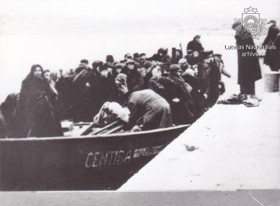 Zvejnieku laiva "Centība" ar Otrā pasaules kara latviešu bēgļiem Hervikenas ostā, Gotlandē Zviedrijā. 1944. gada 10. novembris. Avots: LNA_KFFDA_F1_4_160206.