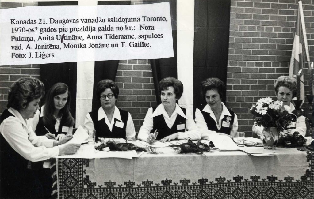 Daugavas vanadžu salidojumā Toronto Kanādā, 20. gs. 70. gadi. Avots:LNA_LVA_F1985_1_152, 9. lp.