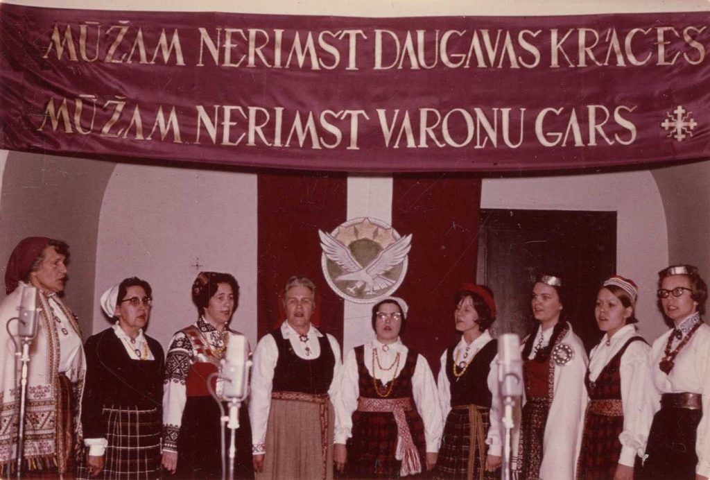 Čikāgas Daugavas vanadžu dubultkvartets IV Vispārējos Dziesmu svētkos Klīvlendā ASV, 1968. gads. Avots: LNA_LVA_F2296_1-v_48, 112. lp. Čikāgas daugavas vanadžu dubultkvartets IV Visparejios dziesmu svētkos Klivlandē ASV, 1968. gads. Avots: LNA_LVA_F2296_1-v_48, 112. lp.