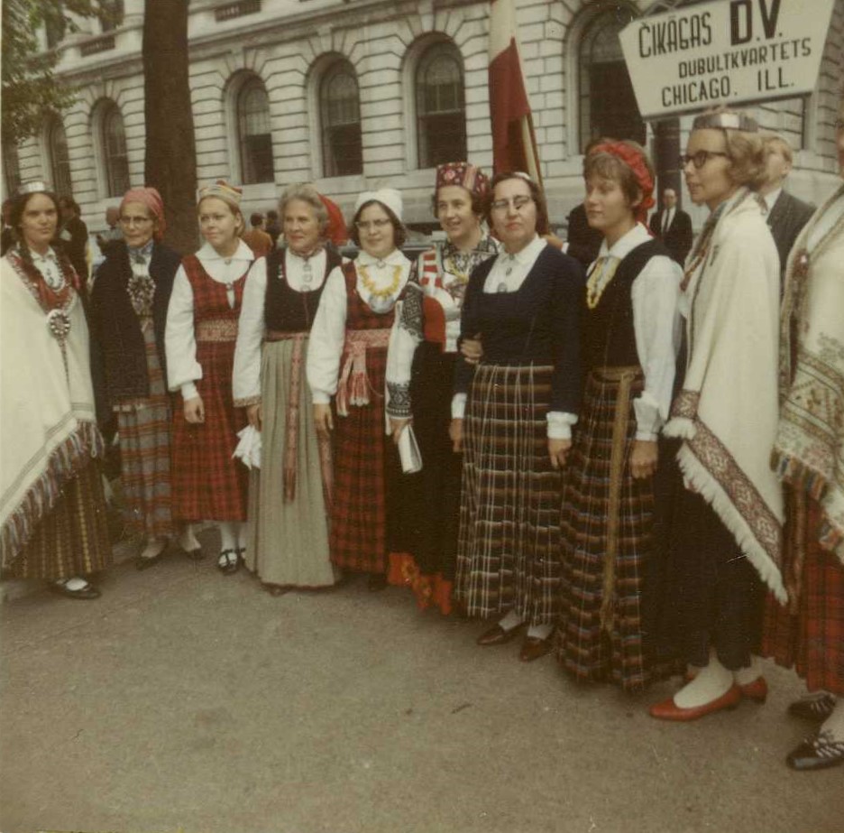 Čikāgas Daugavas vanadžu dubultkvartets IV Visparejios Dziesmu svētkos Klīvlendā ASV, 1968. gads. Avots: LNA_LVA_F2296_1-v_48, 116. lp. Čikāgas daugavas vanadžu dubultkvartets IV Visparejios dziesmu svētkos Klivlandē ASV, 1968. gads. Avots: LNA_LVA_F2296_1-v_48, 116. lp.