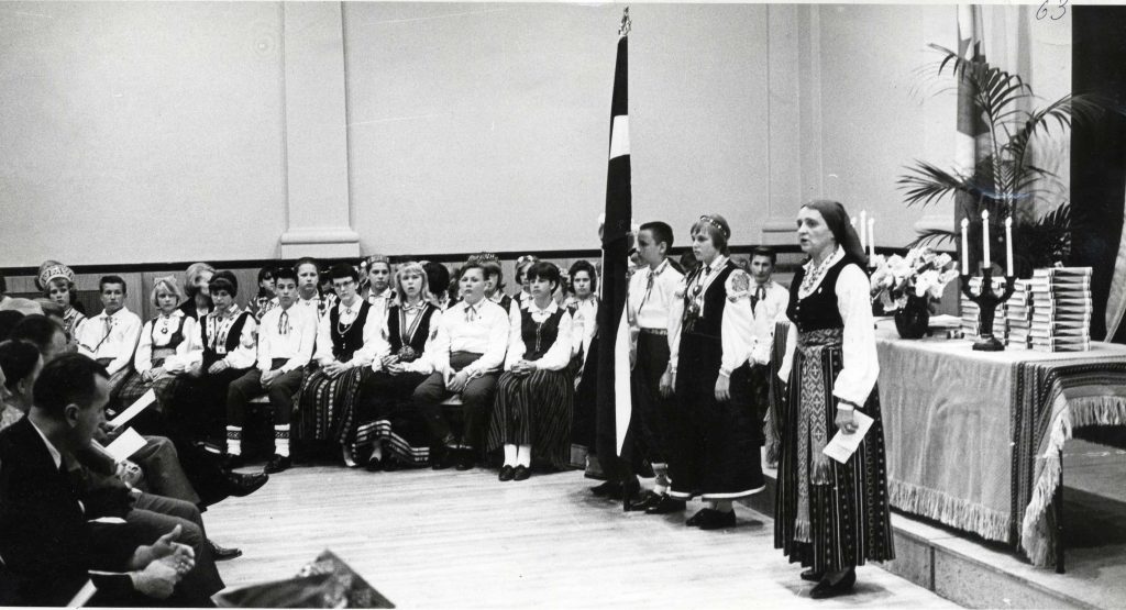 Toronto latviešu biedrības sestdienas skolas pārzine un skolotāja Austra Martinsone uzrunā savus audzēkņus 18. novembra svētku aktā Latviešu namā, 20. gs. 60. gadi. Avots: LNA_LVA_F2386_1-v_8, 63. lp.