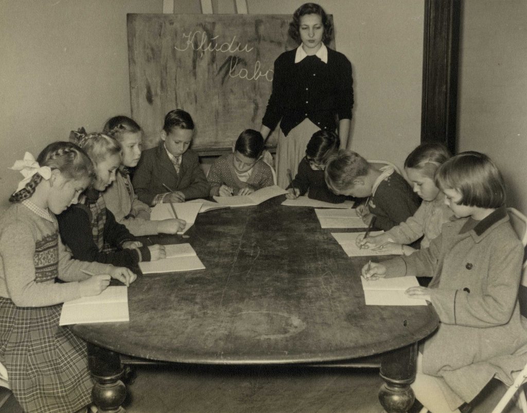 Sidnejas latviešu sestdienas skolas Stratfīldā vidējā klase, 1956. gads. Avots: LNA_LVA_F2462_1-v_1053.