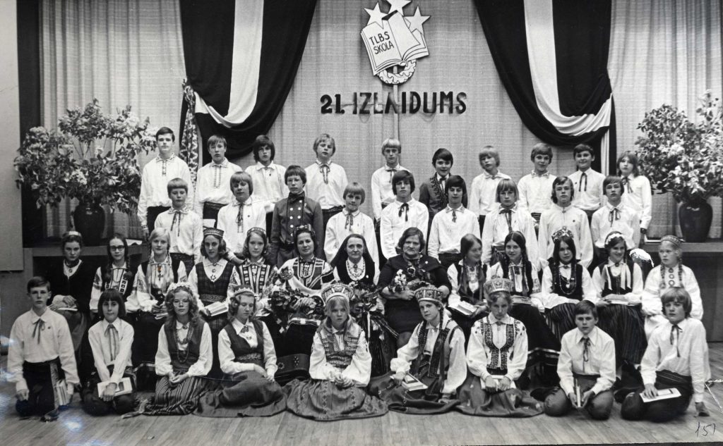 Toronto latviešu biedrības sestdienas skolas 21. izlaidums. 2. rindā 7. no kreisās skolas pārzine un skolotāja Austra Martinsone. 20. gs. 60.-70. gadi. Avots: LNA_LVVA_F2386_1-v_8, 157. lp.